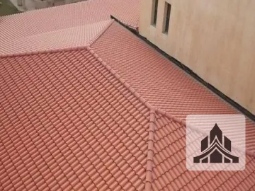 تركيب القرميد في مكة – أسقف عصرية بجودة عالية وعزل حراري فعّال