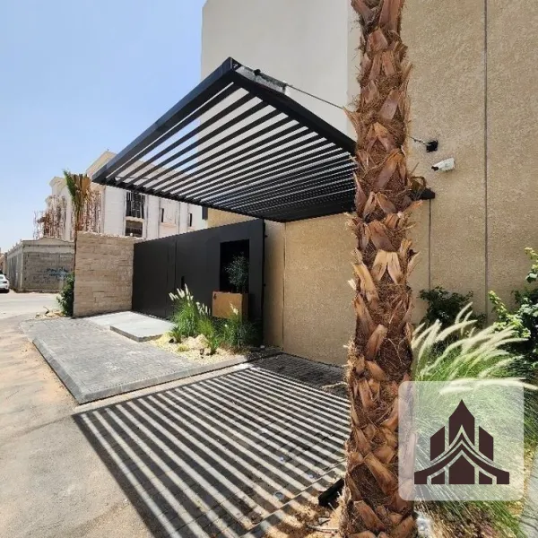 مظلة حديدية في مكة تتميز بقوة التحمل والمتانة، مناسبة للمواقف الكبيرة والمداخل، ومصنوعة وفق معايير عالية لضمان عمر أطول واستخدام آمن.