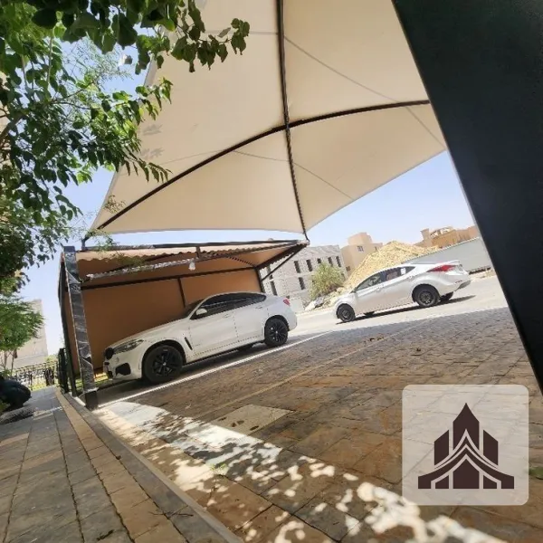 مظلتان مزدوجتان للسيارات في مكة مصممتان لتغطية مركبتين معًا، بخامة قوية مقاومة للشمس، وبنية ثابتة تتوافق مع مساحات المنازل والفلل.