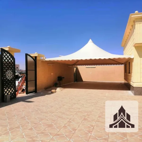 مظلات هرمية بتصميم أنيق ومميز للمساحات الخارجية