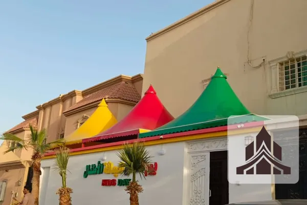 مظلات هرمية بألوان متنوعة