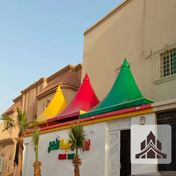 مظلات هرمية متوفرة بألوان وأحجام مختلفة