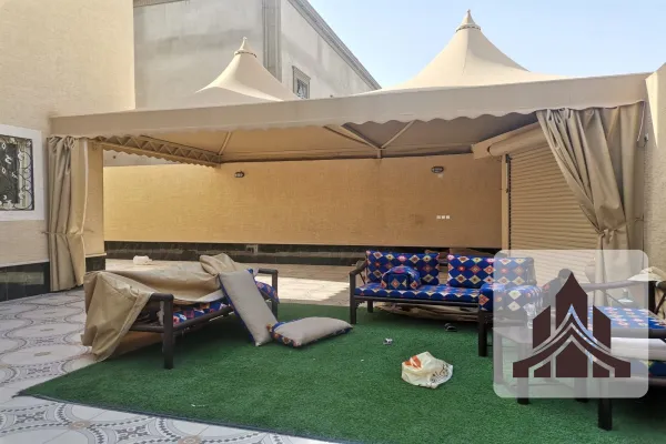 مظلات هرمية مقاومة للرياح