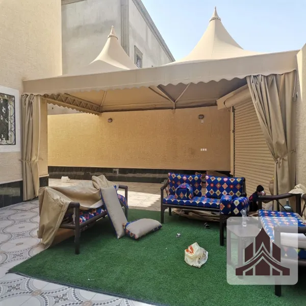 مظلات هرمية قوية ومقاومة للرياح والعواصف