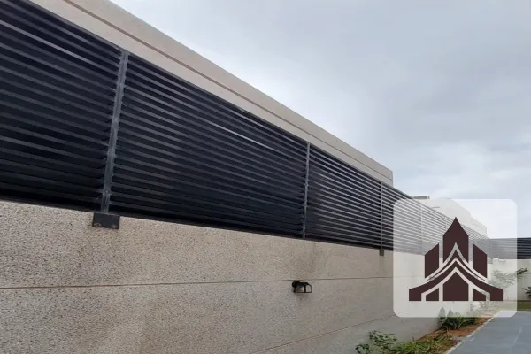 سواتر حديد توفر أمان وخصوصية